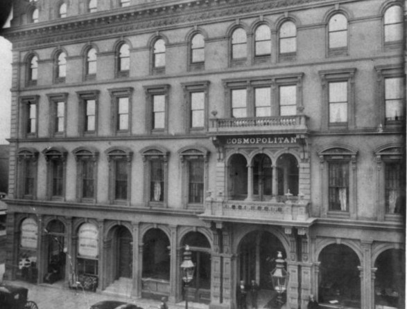 Lối vào Khách sạn Cosmopolitan ở San Francisco năm 1866. Ảnh: Thư viện Quốc hội.