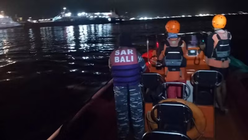 Bất chấp nỗ lực ứng phó, chiếc phà vẫn bị lật úp và trôi về phía nam vào lúc 0h22 sáng 3/7. Ảnh: BBC.