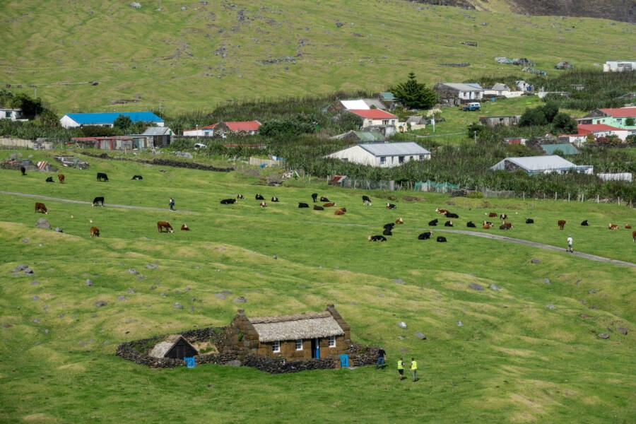 Bảo tàng Nhà tranh được xây dựng vào năm 2012 từ đá núi lửa khai thác tại địa phương, nơi du khách có thể tìm hiểu về cuộc sống của người dân trên đảo trong quá khứ.