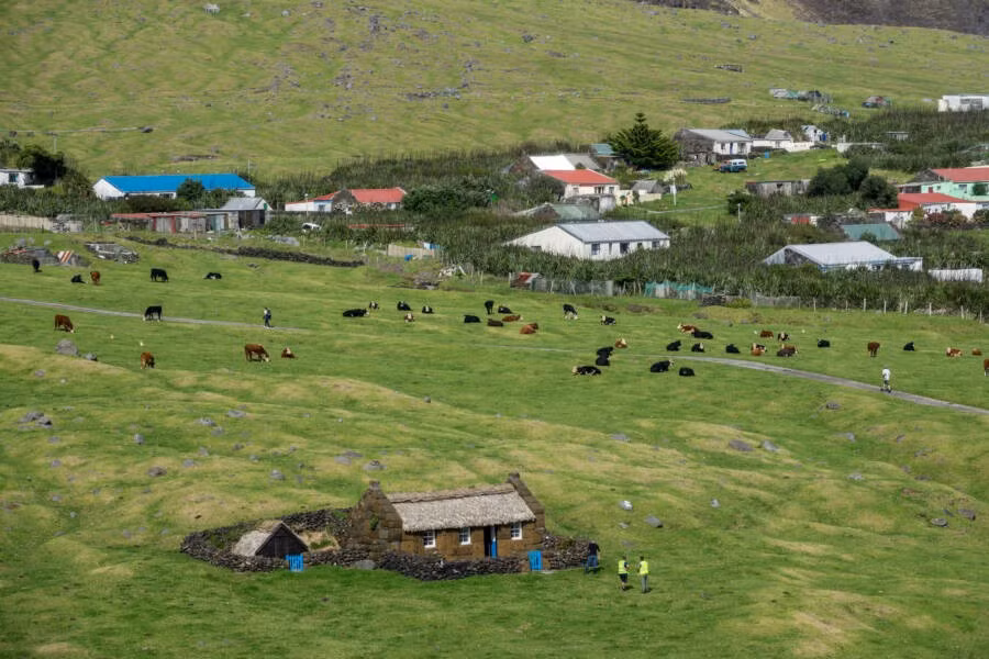 Bảo tàng Nhà tranh được xây dựng vào năm 2012 từ đá núi lửa khai thác tại địa phương, nơi du khách có thể tìm hiểu về cuộc sống của người dân trên đảo trong quá khứ.