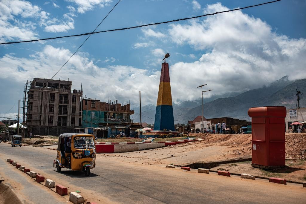 Những chiếc xe di chuyển trên con đường vắng ở Uvira ngày 15/12. Được biết, nhóm vũ trang M23 được Rwanda hậu thuẫn gần đây đã tăng cường các cuộc tấn công ở tỉnh Nam Kivu.