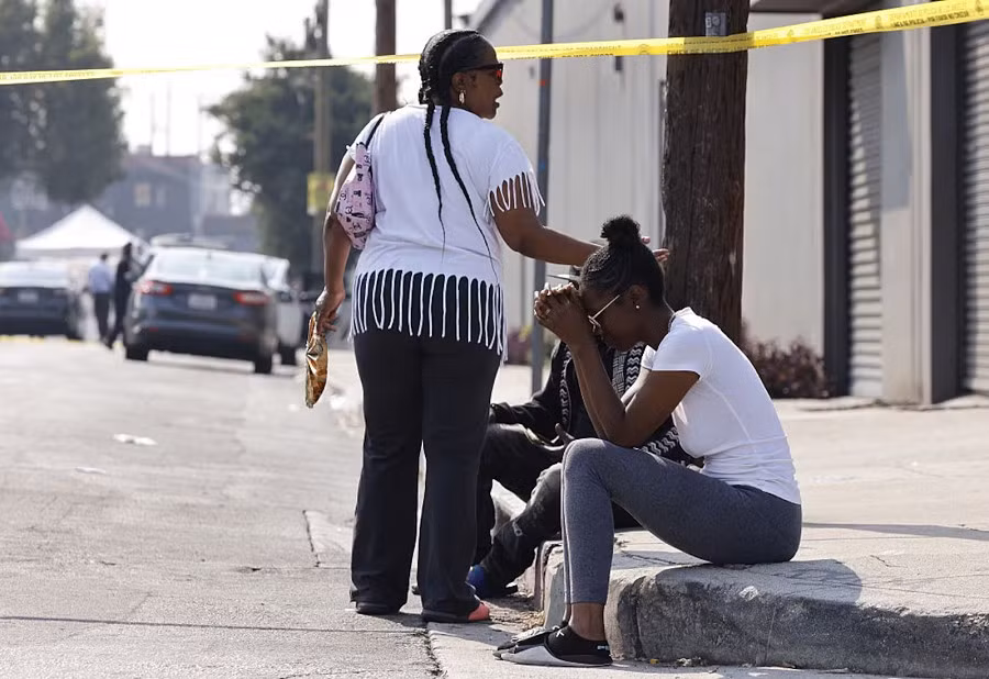 Một người tham dự bữa tiệc, từ chối nêu tên, kể lại với LA Times rằng dường như đã có "100 phát súng" được bắn ra và mọi người hoảng sợ tháo chạy ra đường. Ảnh: LAT.