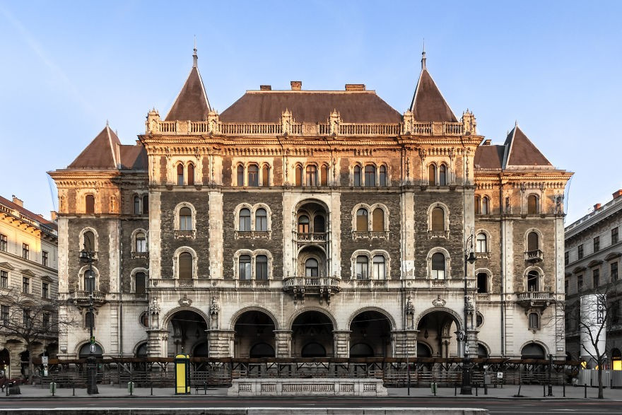 Cung điện tráng lệ này nằm ở trung tâm Budapest đã bị bỏ hoang nhiều năm. Nơi đây đã được cải tạo thành một khách sạn.