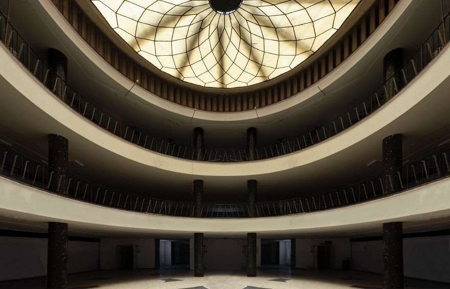 Một trung tâm mua sắm bị bỏ hoang từ cuối những năm 1990.