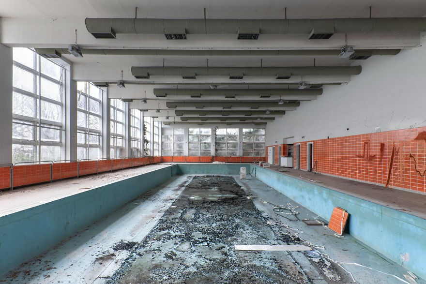 Hồ bơi cũ này từng là một phần của khu phức hợp khách sạn.