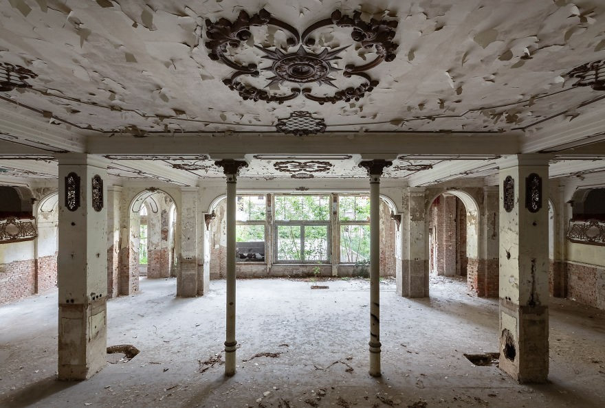 Phòng khiêu vũ bị bỏ hoang.