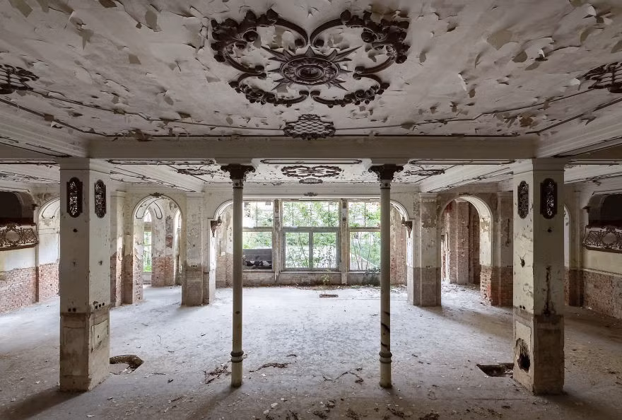 Phòng khiêu vũ bị bỏ hoang.