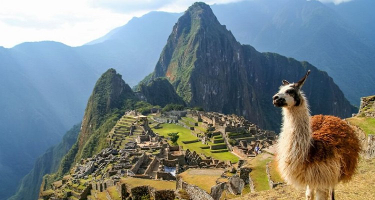 Nằm trên dãy Andes của Peru, Machu Picchu sừng sững như một "vương miện" trên sườn núi, với những bậc thang đá phủ sương mù. Được người Inca xây dựng vào thế kỷ 15, di tích này đã trở thành một trong những kỳ quan được ghé thăm nhiều nhất thế giới, thu hút hàng triệu người mỗi năm đến chiêm ngưỡng vẻ đẹp huyền bí của nó.