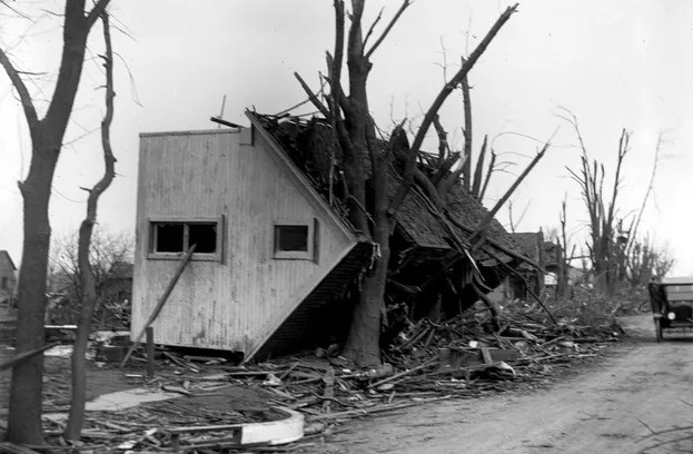Ngôi nhà của Herman Schultz ở Griffin, Indiana, bị hư hại sau trận lốc xoáy kinh hoàng vào tháng 3/1925.