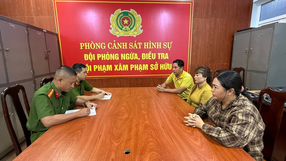 Công an làm việc với ba nghi phạm liên quan. Ảnh: S.Đ