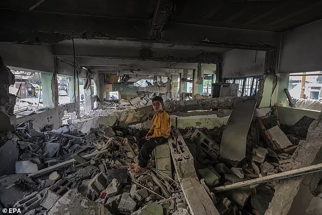 Theo Daily Mail, trường Fahmi al-Jerjawi ở thành phố Gaza, nơi trú ngụ của nhiều người Palestine phải di dời, đã trở thành mục tiêu trong 200 cuộc tấn công của Quân đội Israel vào Dải Gaza những ngày qua. Ảnh: EPA.