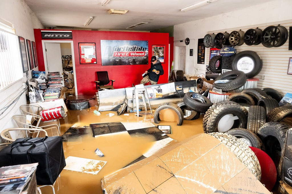 Khi những cơn mưa tiếp diễn ngày 22/12, một số tuyến đường địa phương vẫn bị ngập trong khi các nhân viên vệ sinh đường phố phải làm việc để dọn dẹp và kéo những chiếc xe bị bỏ lại. Ảnh: Cảnh ngổn ngang bên trong một văn phòng bị ngập ở Redding, California, ngày 22/12/2025. Ảnh: AP.