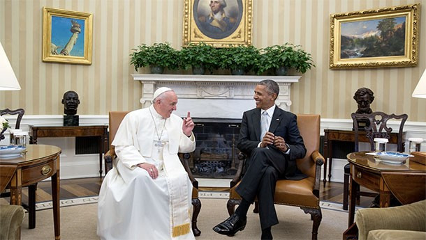 Đối diện với bàn làm việc của Tổng thống Mỹ trong Phòng Bầu dục là lò sưởi với hai chiếc ghế. Đây là nơi Tổng thống gặp, trao đổi với các nhà lãnh đạo nước ngoài. Ảnh: ourwhitehouse.org.