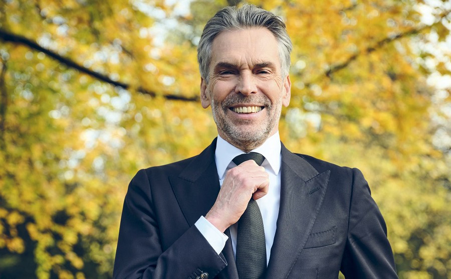 Thủ tướng Hà Lan Dick Schoof sinh ngày 8/3/1957 tại Santpoort trong một gia đình Công giáo La Mã. Từ năm 1975 đến 1982, ông theo học ngành Quy hoạch đô thị tại Đại học Radboud. Ảnh: libelle.