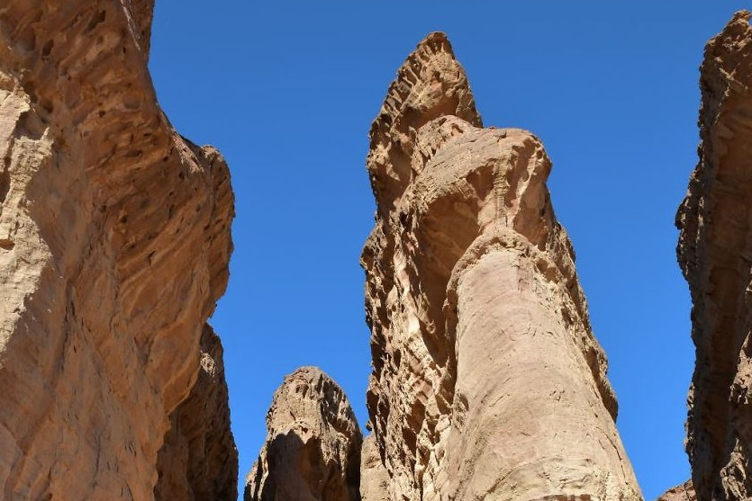 Cột đá Solomon trong Công viên quốc gia Timna. Công viên này nằm trong sa mạc Negev, nổi tiếng với vẻ đẹp thiên nhiên hoang sơ và kỳ vĩ.