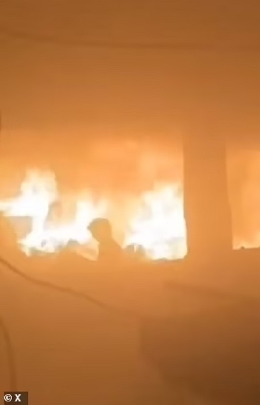 Lực lượng cứu hộ cho hay, vụ oanh kích đã phá hủy tòa nhà, khiến hơn 30 người thiệt mạng. Ảnh: X.