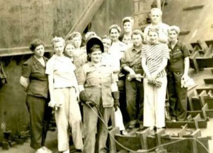 Những người phụ nữ của Công ty đóng tàu Toledo chịu trách nhiệm đóng tàu phá băng Mackinaw ở Toledo, Ohio, năm 1944.