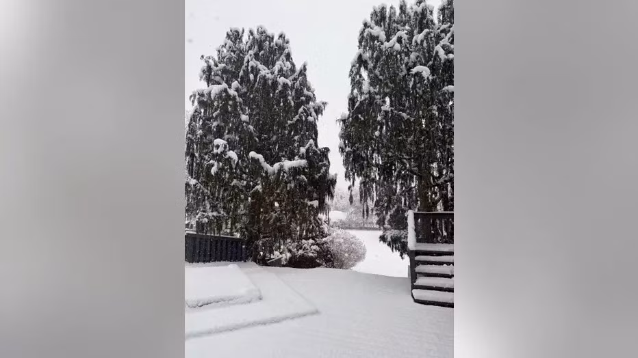 Theo ABC7, trận tuyết rơi diện rộng đầu tiên trong mùa đông năm nay đã phủ một lớp tuyết dày lên nhiều khu vực ở nước Mỹ, trong đó có thành phố New York. Ảnh: Fox5.