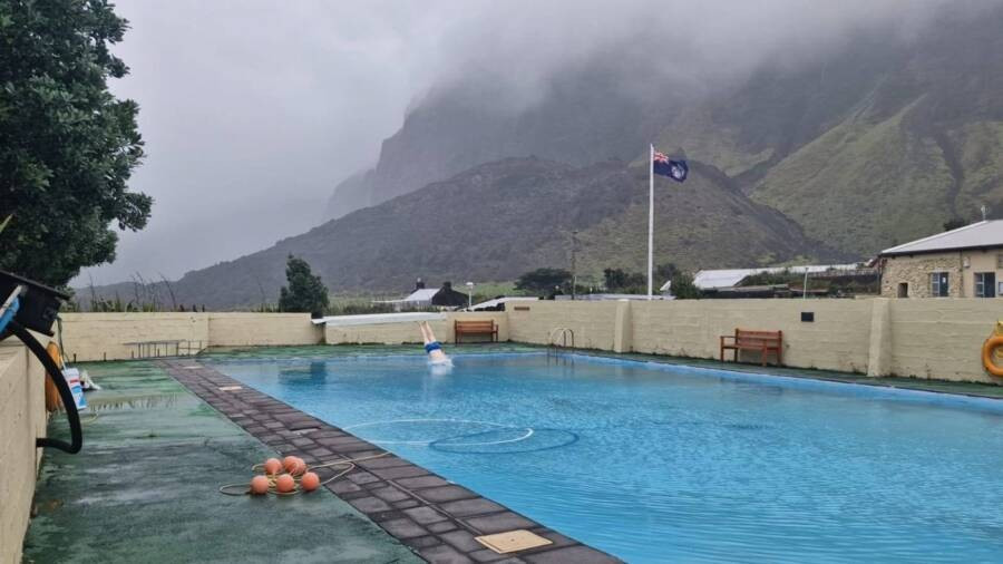 Khu định cư có một hồ bơi mở cửa vào những tháng mùa hè.