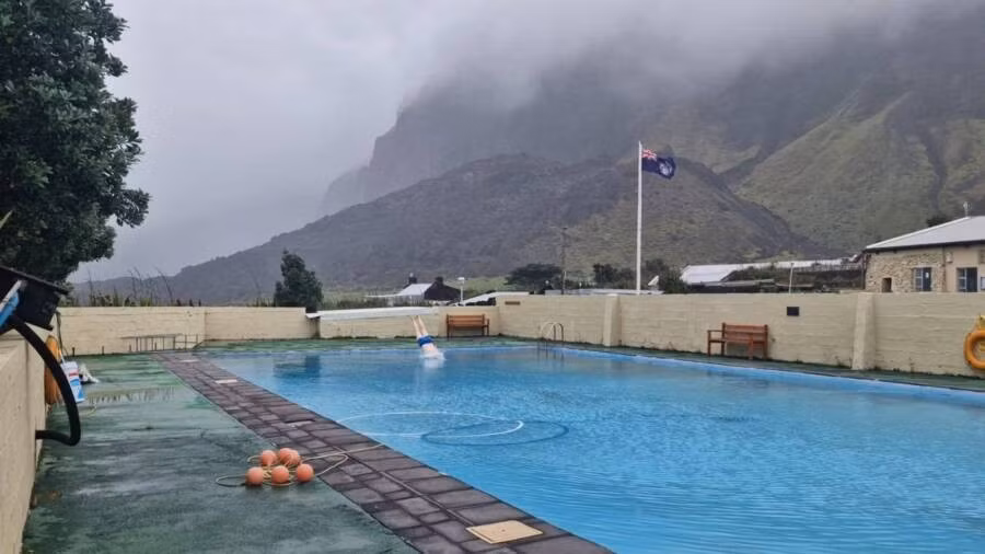 Khu định cư có một hồ bơi mở cửa vào những tháng mùa hè.