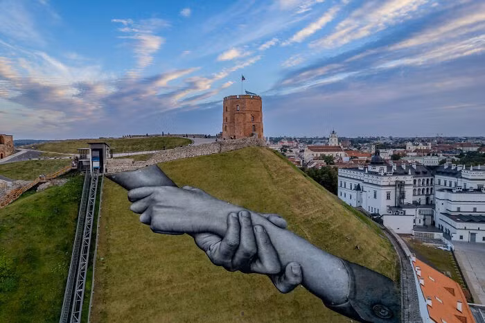 Tháp Gediminas là phần còn lại của một lâu đài trên đỉnh đồi Gediminas ở Vilnius. Có thể thấy, Litva có sự kết hợp phong phú giữa kiến ​​trúc lịch sử và cảnh quan thiên nhiên tuyệt đẹp.