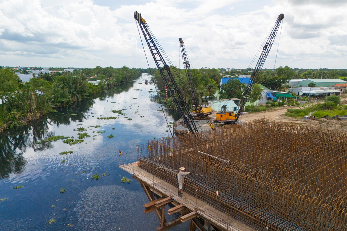 Dù quá trình triển khai gặp một số khó khăn như di dời hạ tầng kỹ thuật và tổ chức lại đơn vị hành chính địa phương, Ban quản lý dự án cho biết vẫn đảm bảo tiến độ theo đúng chỉ đạo của Chính phủ, cơ bản hoàn thành tuyến cao tốc vào cuối năm 2025 và đưa vào khai thác năm 2026.
