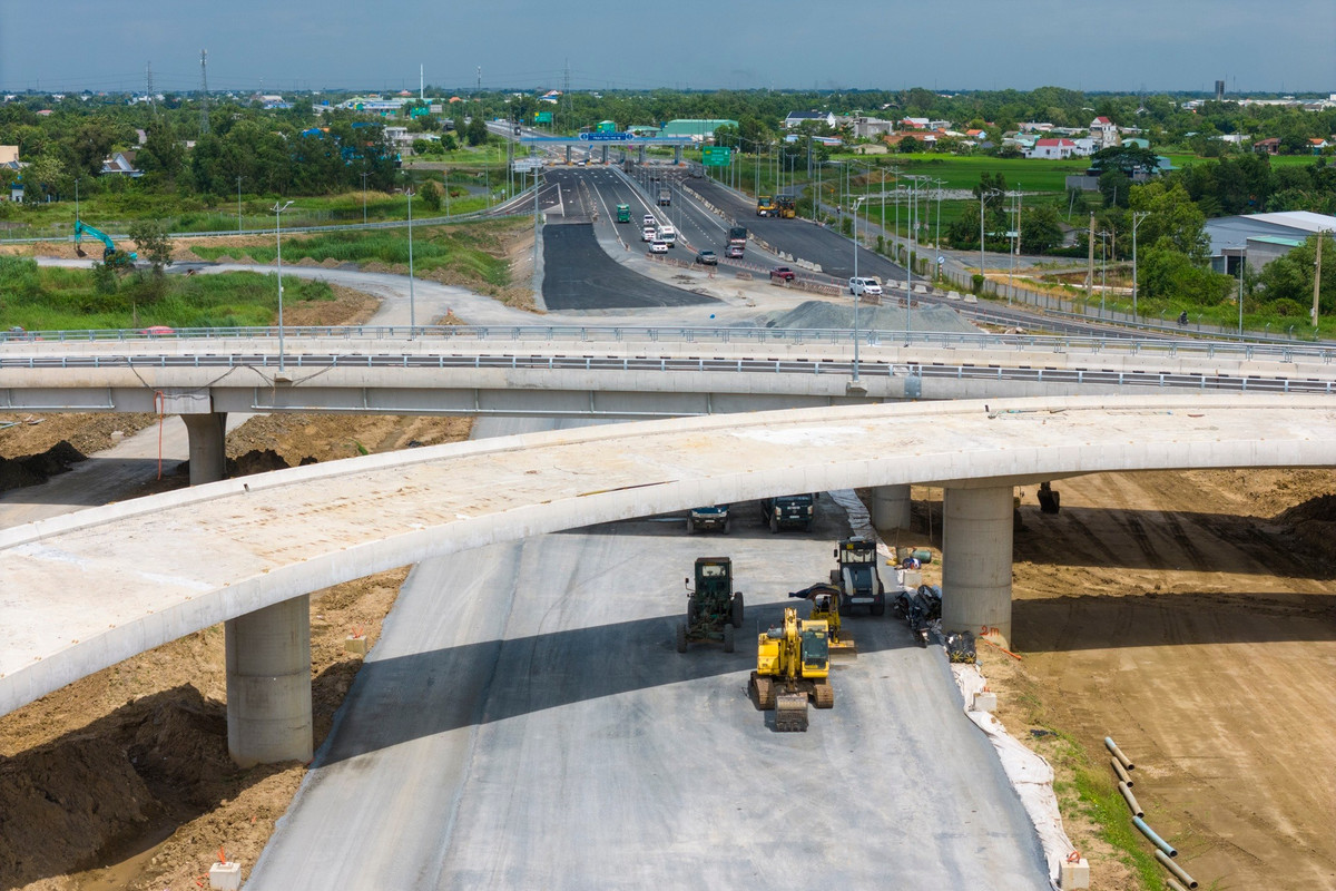 Theo ghi nhận của Tri Thức - Znews vào ngày 9/7, tại nút giao Mỹ Yên, các tuyến nhánh, cầu vượt trong nút giao đã được hoàn thành thi công phần bản mặt cầu, đang trong giai đoạn trải nhựa, kẻ vạch sơn đường.