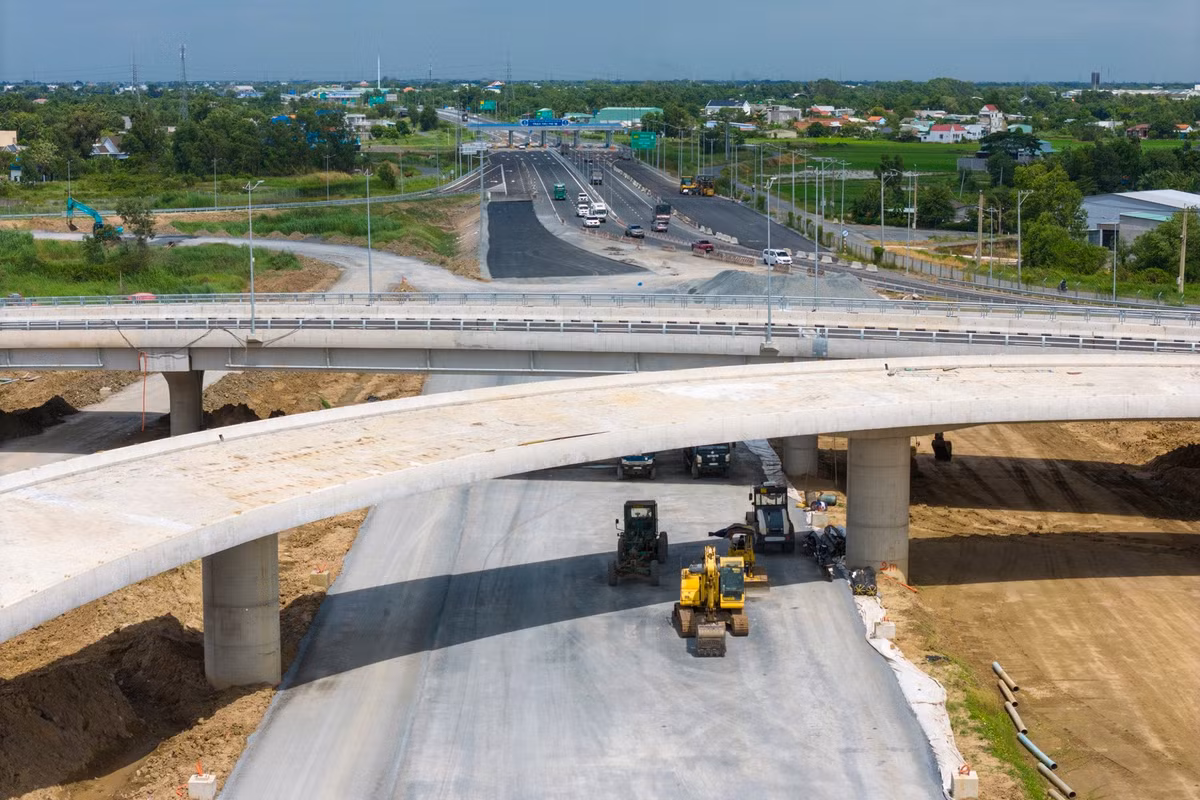 Theo ghi nhận của Tri Thức - Znews vào ngày 9/7, tại nút giao Mỹ Yên, các tuyến nhánh, cầu vượt trong nút giao đã được hoàn thành thi công phần bản mặt cầu, đang trong giai đoạn trải nhựa, kẻ vạch sơn đường.