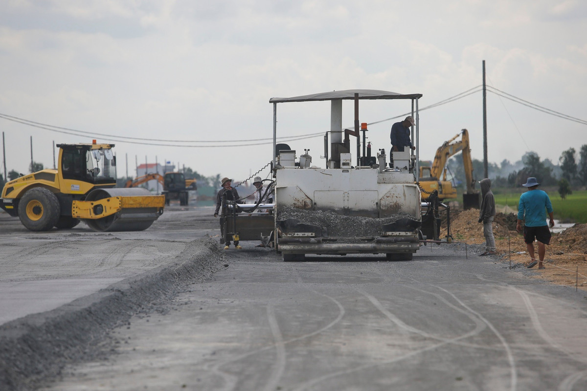 Dự án chia thành nhiều gói thầu, trong đó 3 gói chính đang triển khai gồm XL1, XL2 và XL3. Với gói XL1, phần đường cao tốc đã hoàn thiện phần lớn nền móng, cấp phối đá dăm và đang trải thảm mặt đường nhựa.