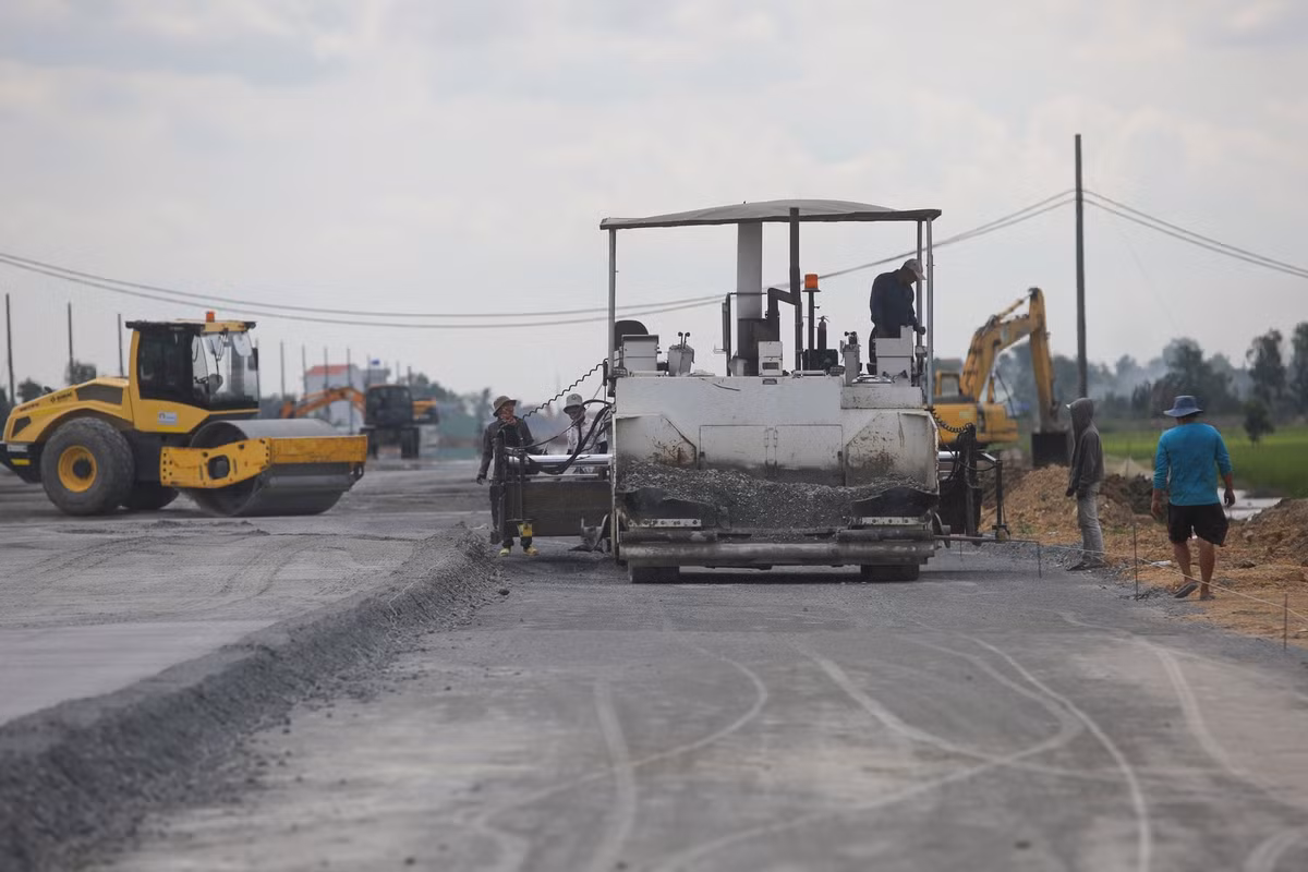 Dự án chia thành nhiều gói thầu, trong đó 3 gói chính đang triển khai gồm XL1, XL2 và XL3. Với gói XL1, phần đường cao tốc đã hoàn thiện phần lớn nền móng, cấp phối đá dăm và đang trải thảm mặt đường nhựa.