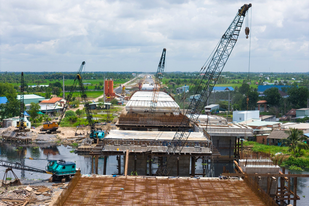 Trong ảnh là cầu bắc qua sông Tân Bửu trên tuyến Vành đai 3 TP.HCM đoạn qua địa bàn tỉnh Tây Ninh, đang được nhà thầu tăng tốc thi công để sớm hoàn thành mục tiêu thông xe kỹ thuật vào tháng 10.