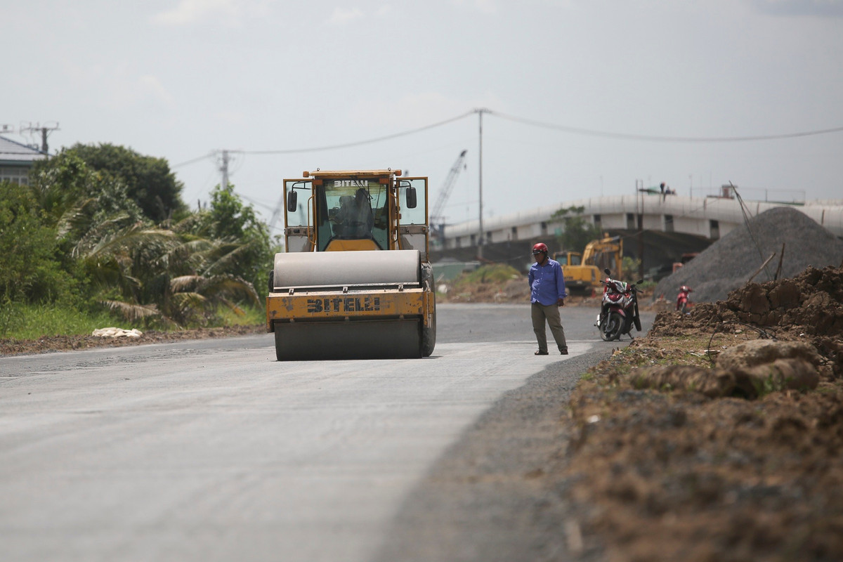 Nhiều hạng mục của nút giao Mỹ Yên đang được thi công khẩn trương. Hiện, các đơn vị thi công đang duy trì nhiều mũi triển khai đồng loạt, tranh thủ thời tiết thuận lợi, đồng thời bám sát kế hoạch từng mốc tiến độ để đảm bảo tuyến đường được thông xe đúng thời gian.