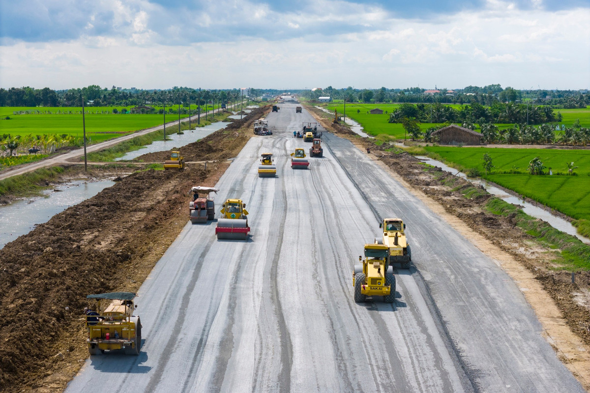 Ban Quản lý dự án đầu tư xây dựng Long An (trực thuộc tỉnh Tây Ninh) cho biết đến tháng 7, tuyến đường Vành đai 3 TP.HCM đoạn qua địa bàn Tây Ninh đã thi công đạt 78,01% giá trị hợp đồng. Dự án đang được đẩy nhanh tiến độ, phấn đấu thông xe kỹ thuật trước tháng 10 năm nay.