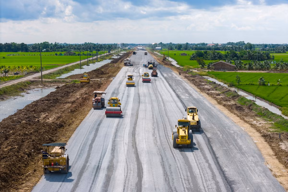 Ban Quản lý dự án đầu tư xây dựng Long An (trực thuộc tỉnh Tây Ninh) cho biết đến tháng 7, tuyến đường Vành đai 3 TP.HCM đoạn qua địa bàn Tây Ninh đã thi công đạt 78,01% giá trị hợp đồng. Dự án đang được đẩy nhanh tiến độ, phấn đấu thông xe kỹ thuật trước tháng 10 năm nay.