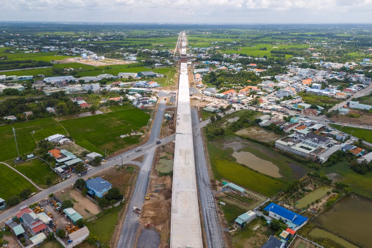 Dự án Vành đai 3 TP.HCM là một trong những công trình giao thông trọng điểm quốc gia, có tổng chiều dài hơn 76 km, đi qua TP.HCM, Đồng Nai và Tây Ninh. Trong đó, đoạn qua Tây Ninh dài 6,84 km, quy mô giai đoạn hoàn chỉnh là 8 làn xe cao tốc, tốc độ thiết kế 100 km/h, có đường song hành hai bên.