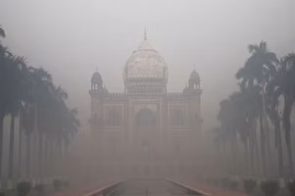 Việc đốt các loại pháo trong lễ hội đã tạo ra lượng lớn hạt vật chất độc hại và các chất ô nhiễm dạng khí tăng đột biến tại Delhi, khiến chỉ số AQI tại đây giảm xuống mức nghiêm trọng tại một số khu vực trọng điểm. Ảnh: PTI.