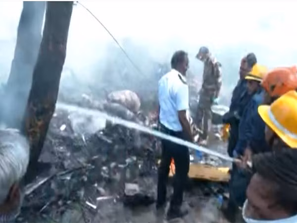 Như tin tức đã đưa, chiếc máy bay Boeing 787-8 Dreamliner của hãng Air India, khởi hành lúc 13h10 chiều 12/6 từ sân bay quốc tế Sardar Vallabhbhai Patel ở Ahmedabad (Ấn Độ) và dự định đến sân bay Gatwick ở London, Anh, đã bị rơi xuống khu vực gần sân bay Ahmedabad vào khoảng 13h10 chiều ngày 12/6 ngay sau khi cất cánh. Ảnh: ANI.