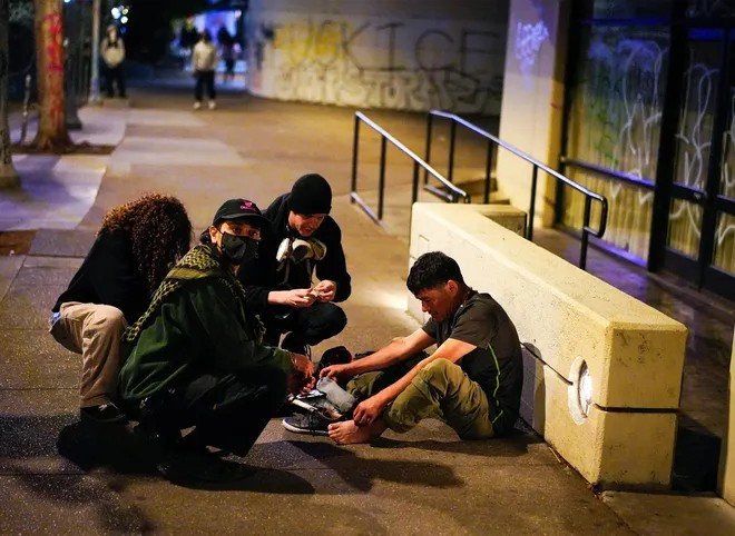 Một người đàn ông đang được chăm sóc y tế sau khi bị trúng đạn cao su của cảnh sát gần tòa thị chính ở trung tâm thành phố Los Angeles vào ngày 10/6/2025.