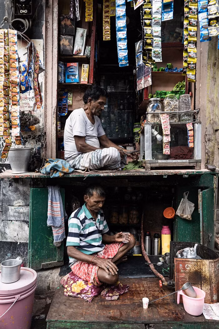 Một quán trà hai tầng độc đáo trong một con hẻm ở Kolkata, Ấn Độ.