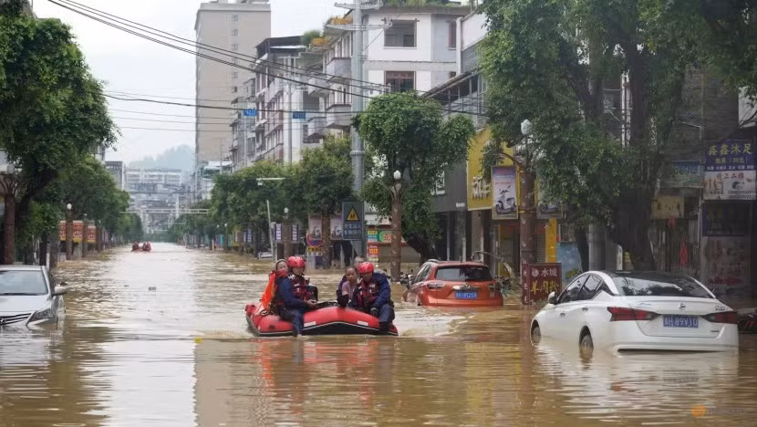 "Trận lũ lớn bất thường đã quét qua huyện Dung Giang, tỉnh Quý Châu, kể từ ngày 24/6", Đài truyền hình nhà nước CCTV đưa tin. Ảnh: CD.