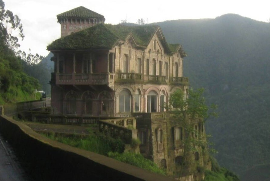 Khách sạn del Salto là một tòa nhà kỳ lạ nằm cheo leo trên vách đá nhìn ra thác Tequendama, cách Bogotá, Colombia, 29 km. Tòa nhà được xây dựng như một dinh thự vào năm 1923 và chuyển đổi thành khách sạn vào năm 1928. Ảnh: Wikimedia Commons.
