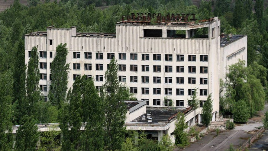 Theo trang All That Is Interesting, khách sạn Polissya được xây dựng vào những năm 1970 và là một trong những tòa nhà cao nhất ở Pripyat, Ukraine. Bên trong khách sạn có nhà hàng, quán cà phê và nhiều tiện nghi khác,...Tuy nhiên, khi thảm họa hạt nhân Chernobyl xảy ra vào ngày 26/4/1986, khách sạn Polissya trở thành trung tâm chỉ huy tạm thời trong giai đoạn ứng phó khủng hoảng ngay lập tức. Ảnh: Wikimedia Commons.