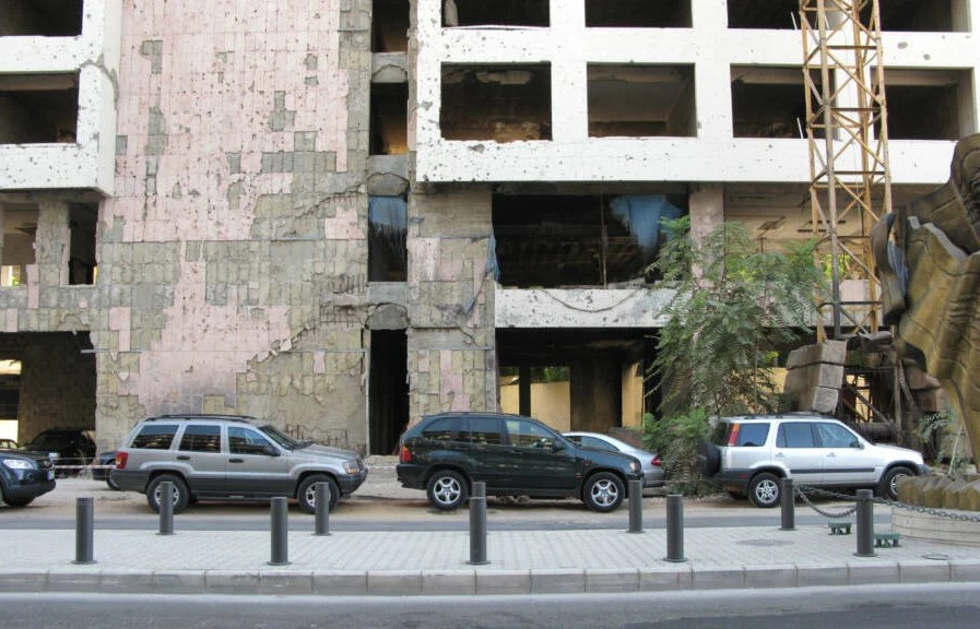 Không lâu sau khi khách sạn khai trương, Lebanon rơi vào nội chiến. Khách sạn Holiday Inn Beirut đã chứng kiến ​​một số cuộc giao tranh tàn khốc nhất và bị tàn phá nặng nề. Khi cuộc nội chiến kết thúc vào năm 1990, khách sạn Holiday Inn vẫn còn đứng vững, nhưng phần lớn đã bị phá hủy và bỏ hoang từ đó. Ảnh: Wikimedia Commons.