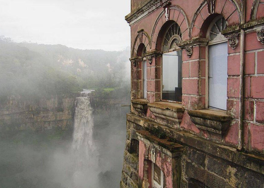 Ô nhiễm đã tàn phá vẻ đẹp tự nhiên của khu vực, du lịch sụt giảm mạnh, khiến khách sạn phải đóng cửa vào những năm 1990. Tuy nhiên, khách sạn del Salto không còn bị bỏ hoang hoàn toàn vì nó đã được cải tạo và phần lớn đã được mở cửa trở lại, trở thành Bảo tàng Đa dạng sinh học và Văn hóa Thác Tequendama, nhấn mạnh việc bảo tồn môi trường. Ảnh: Wikimedia Commons.