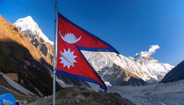 Theo trang Rustic Pathways, Nepal là quốc gia duy nhất trên thế giới có lá cờ không mang hình chữ nhật hay hình vuông, mà thay vào đó là hai hình tam giác xếp chồng lên nhau. Ảnh: Adobe Stock.