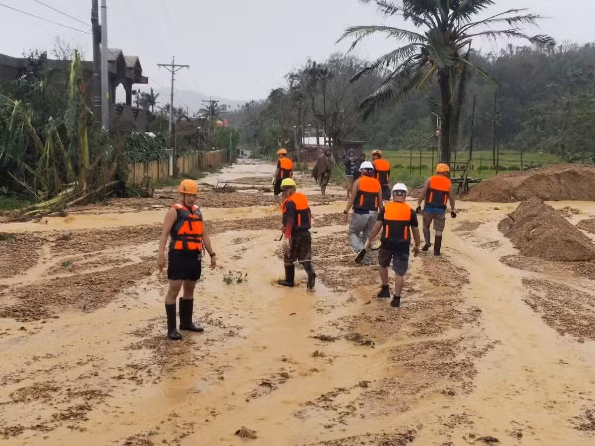 Lực lượng địa phương bắt đầu hoạt động dọn dẹp tại Baras, Catanduanes, sau khi bão đi qua. Ảnh: Inquirer.