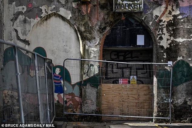 Tuy nhiên, hiện giờ, thị trấn này không khác gì một địa điểm bị bỏ hoang, với những tòa nhà xuống cấp và không khí ảm đạm.