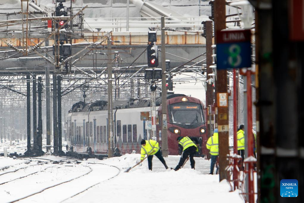 Các công nhân dọn tuyết tại nhà ga phía Bắc ở thủ đô Romania ngày 11/1.
