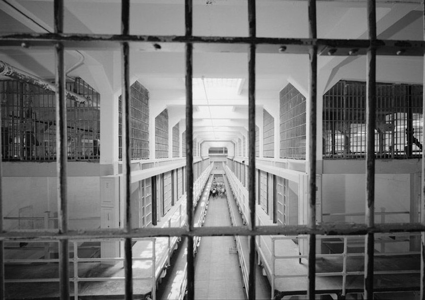 Dãy phòng giam trong nhà tù Alcatraz năm 1986, sau khi nơi này đã đóng cửa. Ảnh: Thư viện Quốc hội.