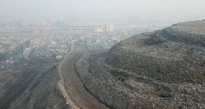 Mùi hôi thối mà bãi rác này tỏa ra gần như không thể chịu nổi, đặc biệt là vào mùa hè. Ảnh: TH.